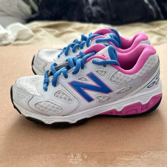 New Balance 680v3 Kids' White and Purple Sneakers - Picture 2 of 4